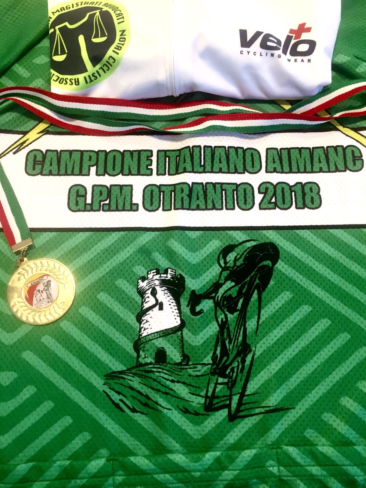 Maglia celebrativa per la vittoria in due categorie diverse, campione italiano Aimanc e G.p.m., medaglia Aimanc (Associazione Italiana Magistrati Avvocati Notai Ciclisti) e Maglia Aimanc con tricolore. Vincenzo Donativi Campione italiano Aimanc 2018